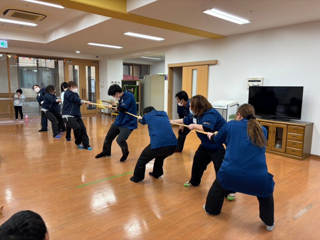 放課後等デイサービスずっと　貼るるん　職員対抗綱引き